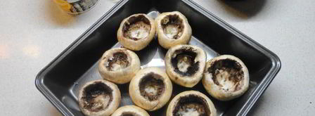 фаршированные шампиньоны запеченные с сыром в духовке. Шаг 3