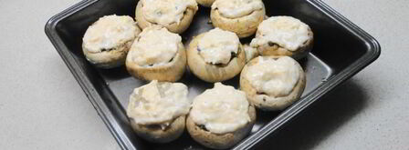 фаршированные шампиньоны запеченные с сыром в духовке. Шаг 5