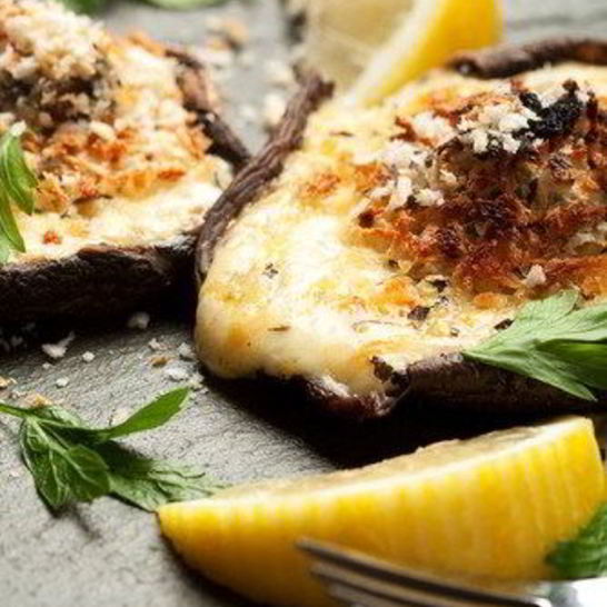 Рецепт грибов, фаршированных рикоттой, фетой и шпинатом, под корочкой из пармезана