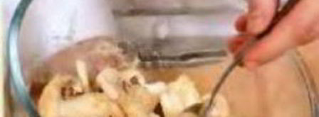 грибы в сухарях, с рисовой лапшой и салатом фризе. Шаг 3