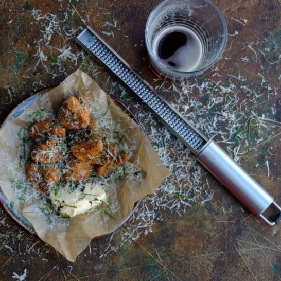 Рецепт хрустящих шампиньонов с соусом айоли и трюфельным маслом