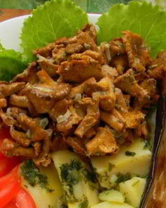 Лисички, запеченные в сметане