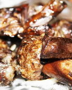 Луговые шампиньоны в жировой сетке на мангале