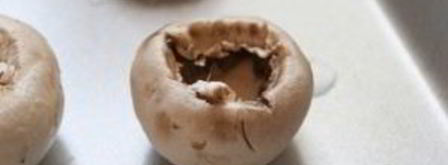 шампиньоны, фаршированные беконом и сыром. Шаг 3