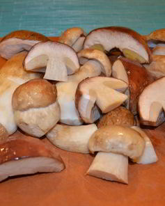 Жареные белые грибы с морковкой и луком