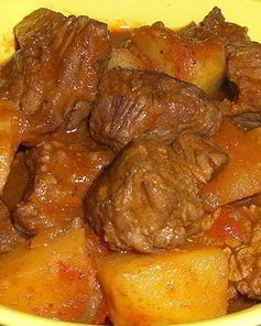 Гуляш из говядины с помидорами