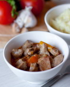 Гуляш из индейки по-испански