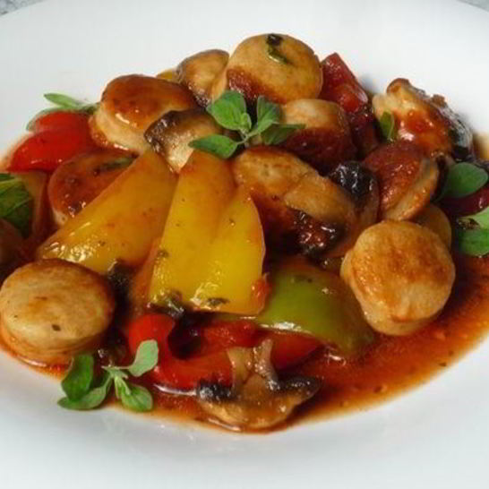 Рецепт гуляша из перца и жареных колбасок