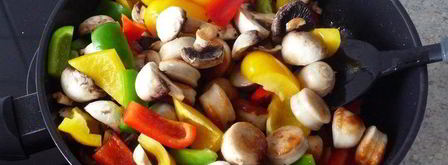 гуляш из перца и жареных колбасок. Шаг 6