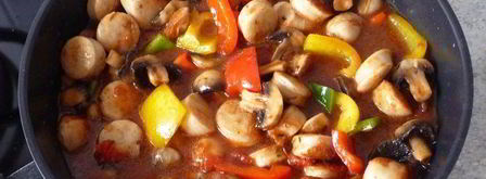 гуляш из перца и жареных колбасок. Шаг 7