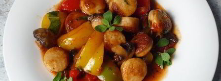 гуляш из перца и жареных колбасок. Шаг 8