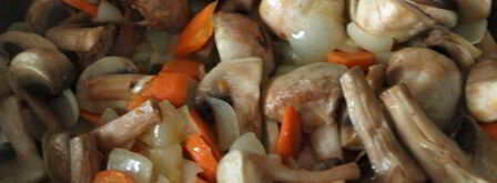 гуляш из шампиньонов с луком и морковью. Шаг 4