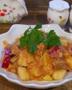 Гуляш из свинины с картофелем