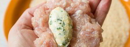 куриные котлеты с сырным зеленым маслом. Шаг 10