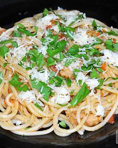 Паста с грудинкой и помидорами