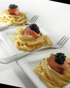 Паста с красной рыбой и черной икрой