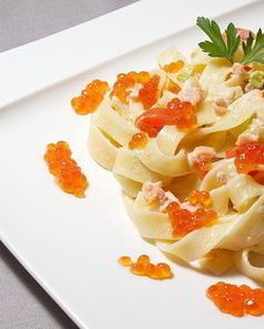 Паста с красной рыбой и красной икрой