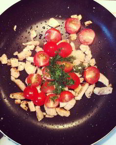 Паста с курицей, помидорами и авокадо