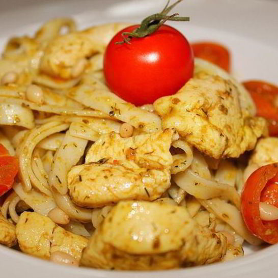 Рецепт пасты с курицей, соусом песто и кедровыми орешками