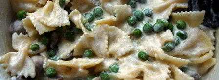 паста, запеченная с шампиньонами, зеленым горошком и сливочно-творожным соусом. Шаг 6