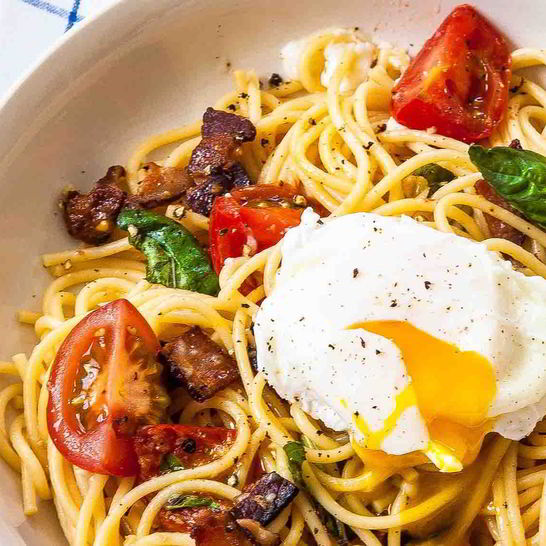 Рецепт спагетти с беконом, томатами и яйцом-пашот
