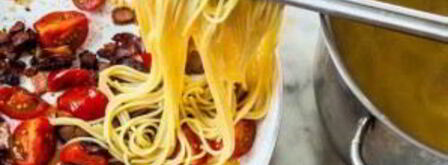 спагетти с беконом, томатами и яйцом-пашот. Шаг 5