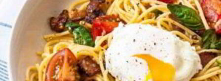 спагетти с беконом, томатами и яйцом-пашот. Шаг 6