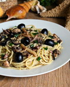 Спагетти с дарами моря и маслинами