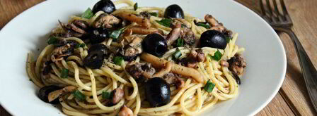спагетти с дарами моря и маслинами. Шаг 12