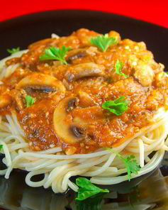 Спагетти с шампиньонами в томатном соусе