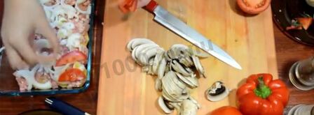 картошка по-французски с фаршем помидорами грибами. Шаг 6