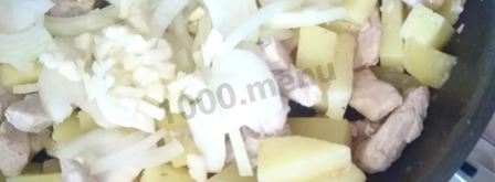 мясо по-французски на сковороде с картошкой. Шаг 4