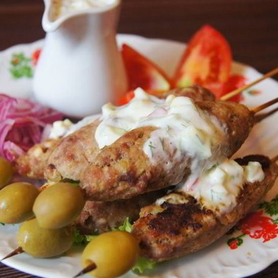Рецепт быстрого люля-кебаба с дзадзики и маринованным луком
