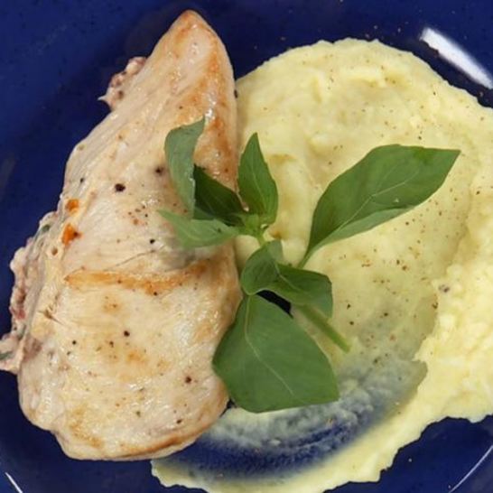 Рецепт куриной грудки с козьим сыром и правильным пюре из картофеля