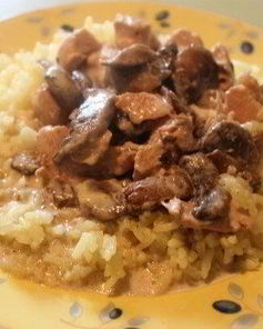 Куриная грудка с шампиньонами в сливках