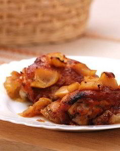 Куриные бедрышки с яблочно-чесночным пюре