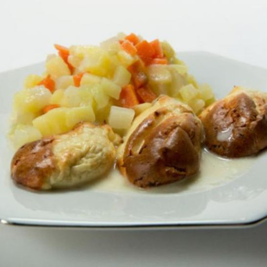 Рецепт куриных кнелей с разноцветным овощным гарниром