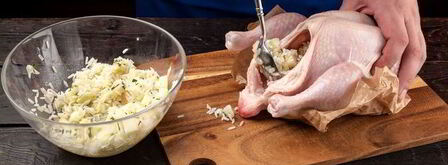 курица, фаршированная рисом и яблоками. Шаг 6