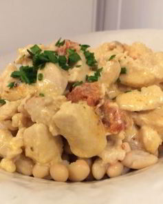 Курица в сливочном соусе с фасолью