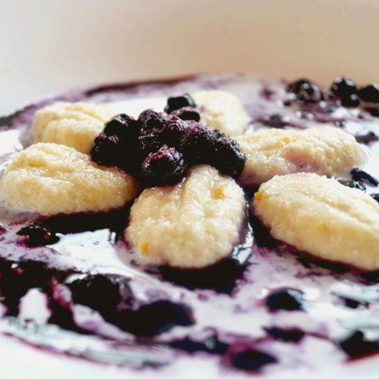 Рецепт ньокков из творога с черничным соусом и сливками