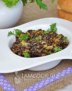 Кабачки тушеные в морковном соке c чечевицей