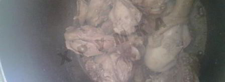 капуста тушенная с картошкой и куриными окорочками в казане. Шаг 3