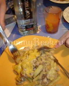 Картофель запеченный с мясом и грибами в сметане