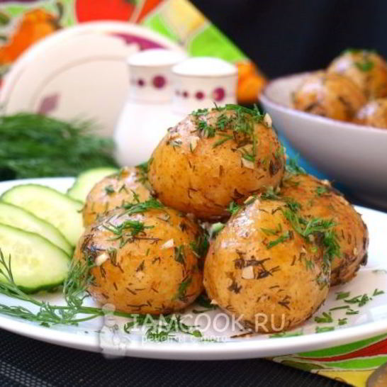 Рецепт молодого картофеля, запеченного в рукаве в духовке