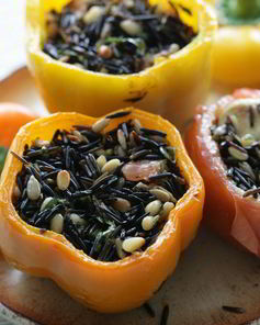 Помидоры и перец, фаршированные диким рисом