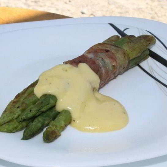 Рецепт спаржи с беконом на гриле под голландским соусом