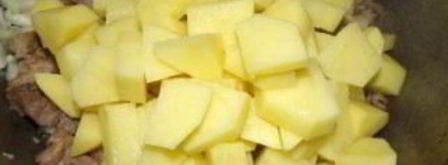 тушеная картошка с мясом в казане. Шаг 4