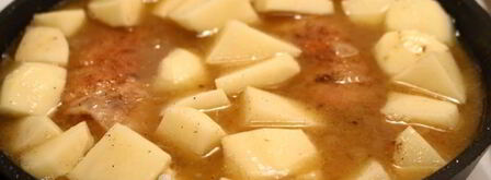 тушеная картошка с окорочками. Шаг 13