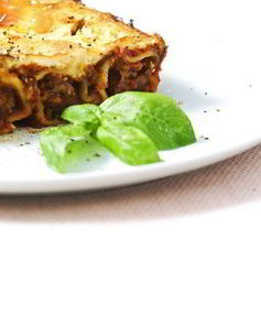 Каннеллони с куриной печенью и ветчиной под соусом из потрошков