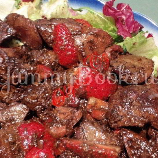 Рецепт куриной печени, глазурированной бальзамическим уксусом с клубникой
